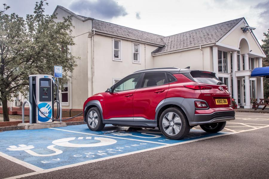  Hyundai Kona Electric (OS) 2018 года  (UK) (фото 31 из 40)